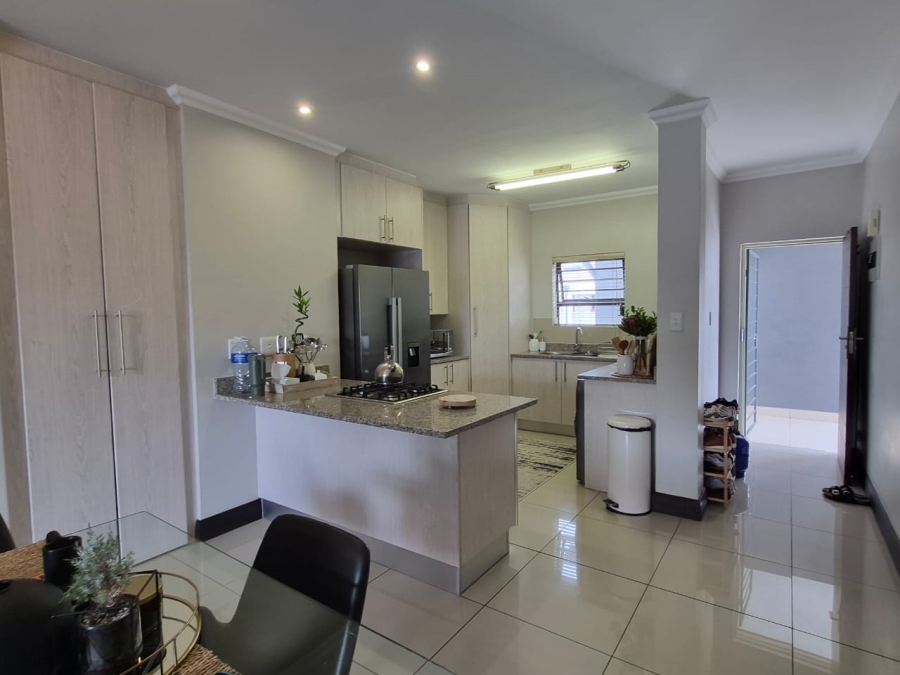 2 Bedroom Property for Sale in Crowthorne AH Gauteng