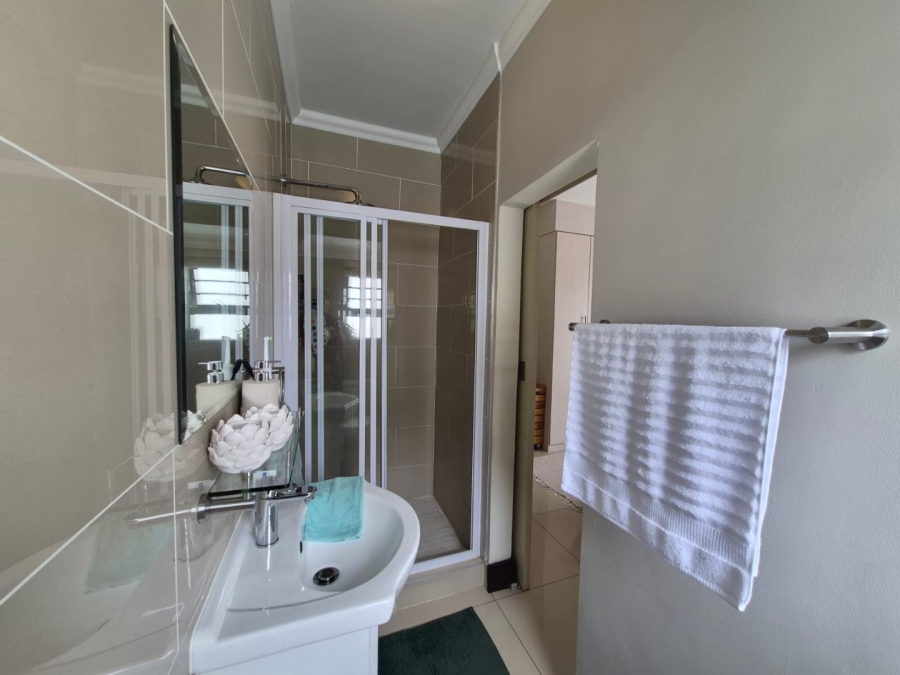 2 Bedroom Property for Sale in Crowthorne AH Gauteng