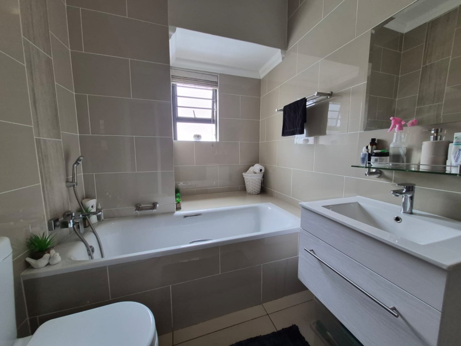 2 Bedroom Property for Sale in Crowthorne AH Gauteng