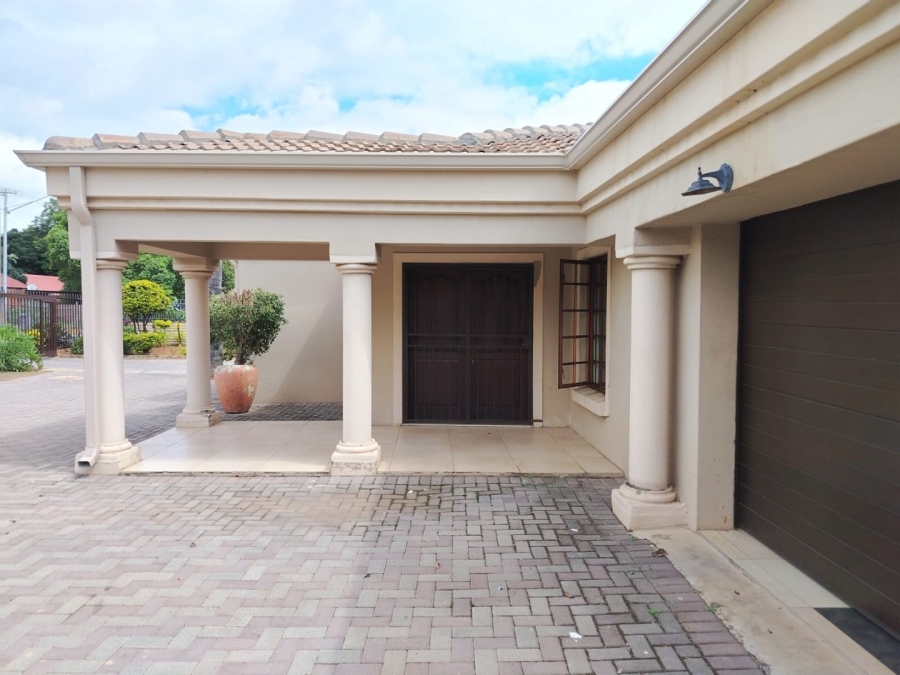 5 Bedroom Property for Sale in Meyerspark Gauteng