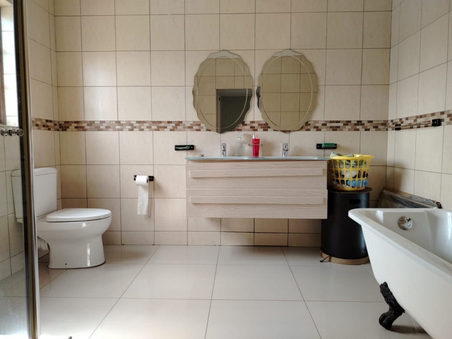 5 Bedroom Property for Sale in Meyerspark Gauteng