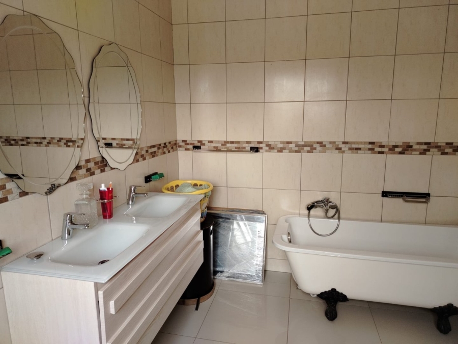 5 Bedroom Property for Sale in Meyerspark Gauteng