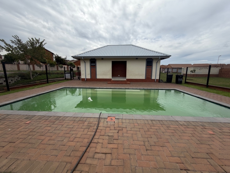 2 Bedroom Property for Sale in Noordwyk Gauteng