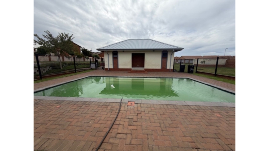 2 Bedroom Property for Sale in Noordwyk Gauteng