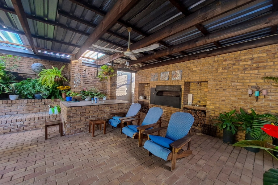 8 Bedroom Property for Sale in Hennopspark Gauteng