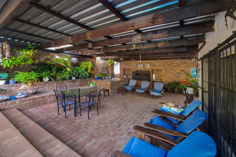 8 Bedroom Property for Sale in Hennopspark Gauteng