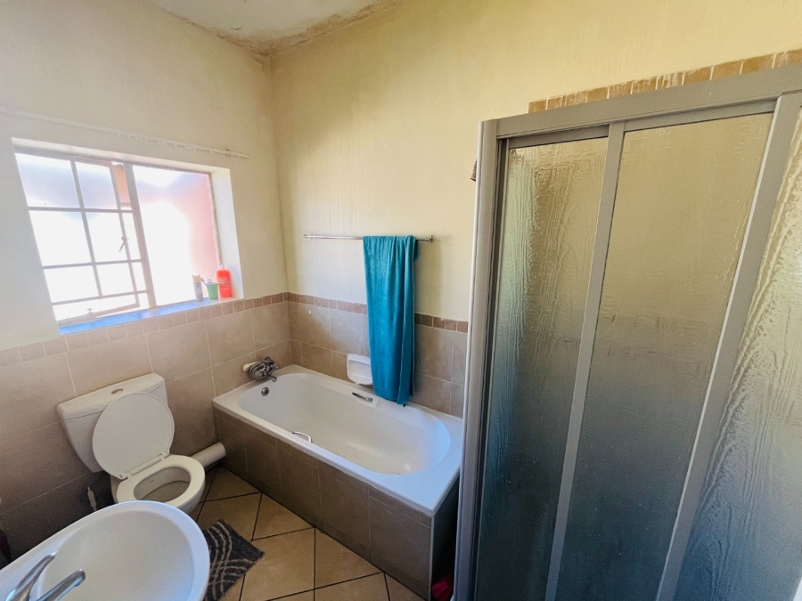 2 Bedroom Property for Sale in Erand Gardens Gauteng