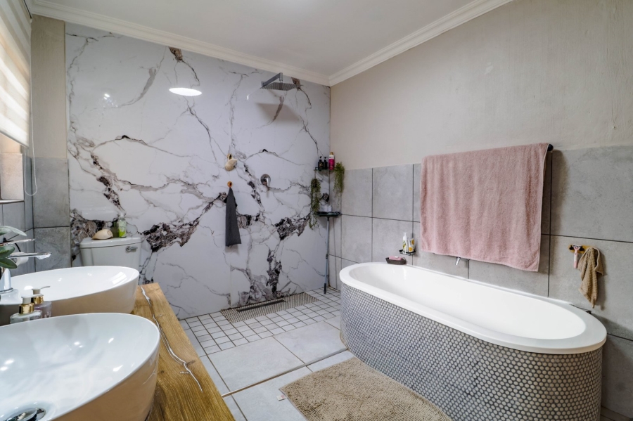 4 Bedroom Property for Sale in Silver Lakes Gauteng