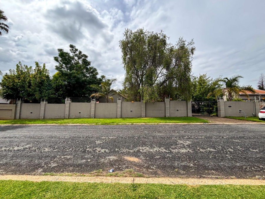 7 Bedroom Property for Sale in Brackenhurst Gauteng