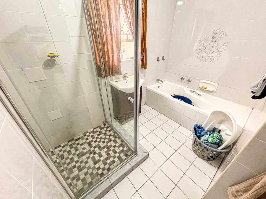 7 Bedroom Property for Sale in Brackenhurst Gauteng