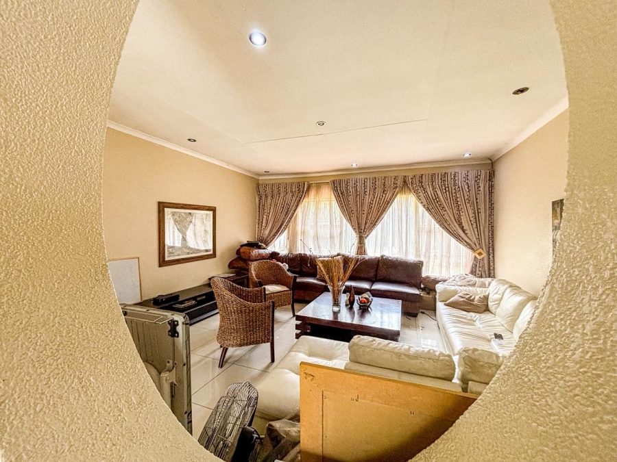 7 Bedroom Property for Sale in Brackenhurst Gauteng