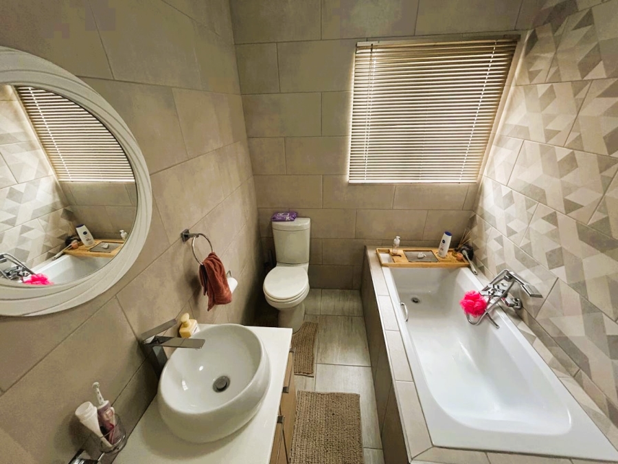  Bedroom Property for Sale in Eco Park Gauteng