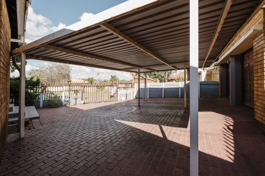 4 Bedroom Property for Sale in Chrisville Gauteng