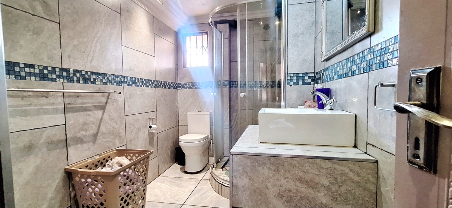 5 Bedroom Property for Sale in Rothdene Gauteng