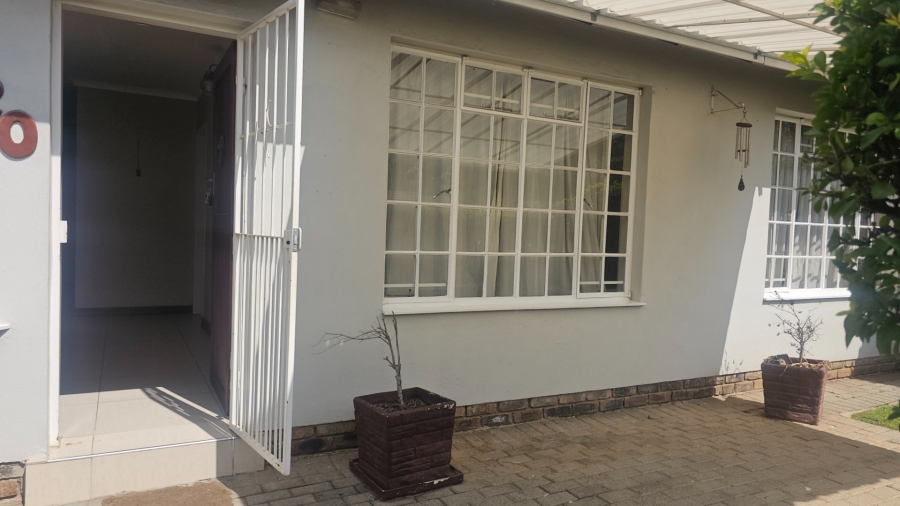 To Let 2 Bedroom Property for Rent in Bryanston Gauteng