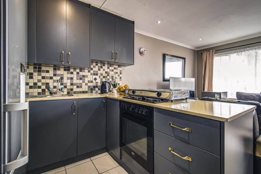 2 Bedroom Property for Sale in Glen Marais Gauteng