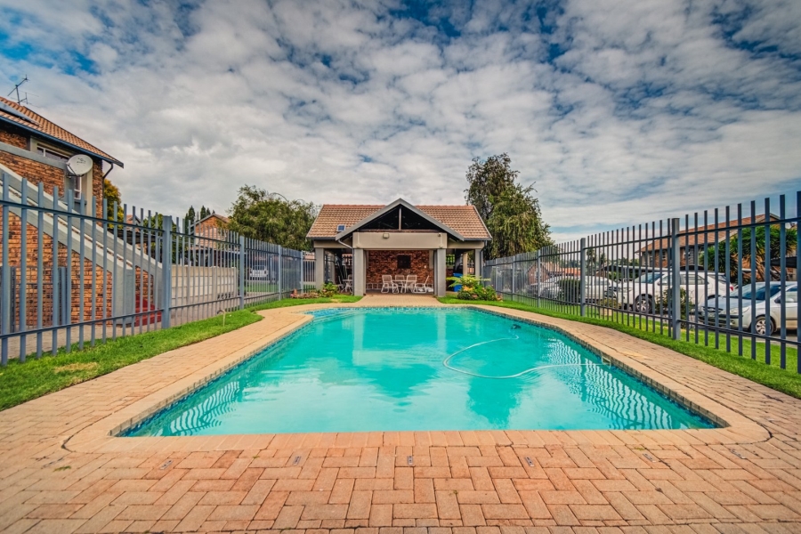 2 Bedroom Property for Sale in Glen Marais Gauteng