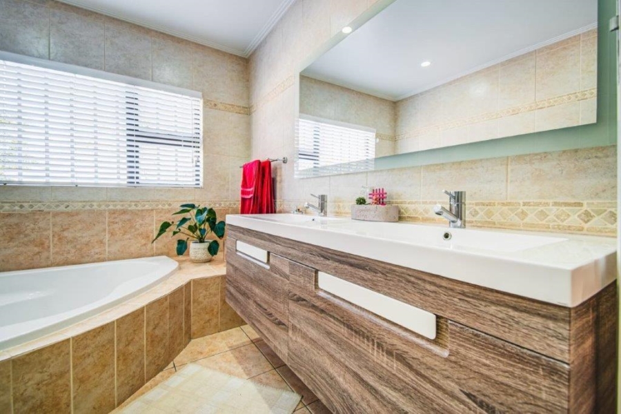 5 Bedroom Property for Sale in Terenure Gauteng