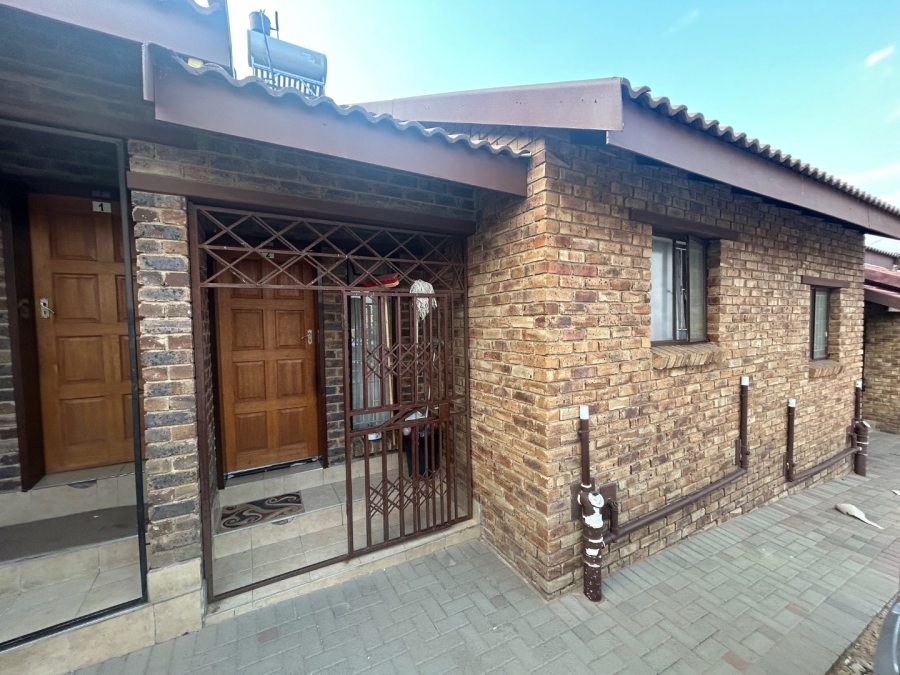 To Let 2 Bedroom Property for Rent in Olievenhoutbosch Gauteng