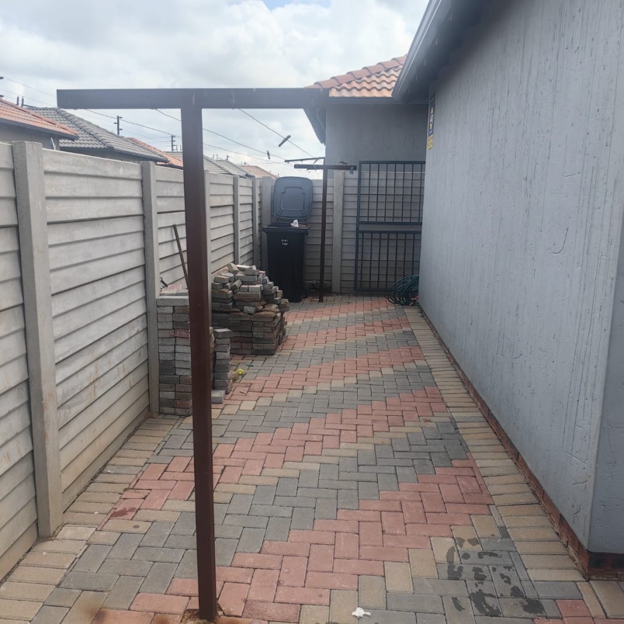 2 Bedroom Property for Sale in Protea Glen Gauteng