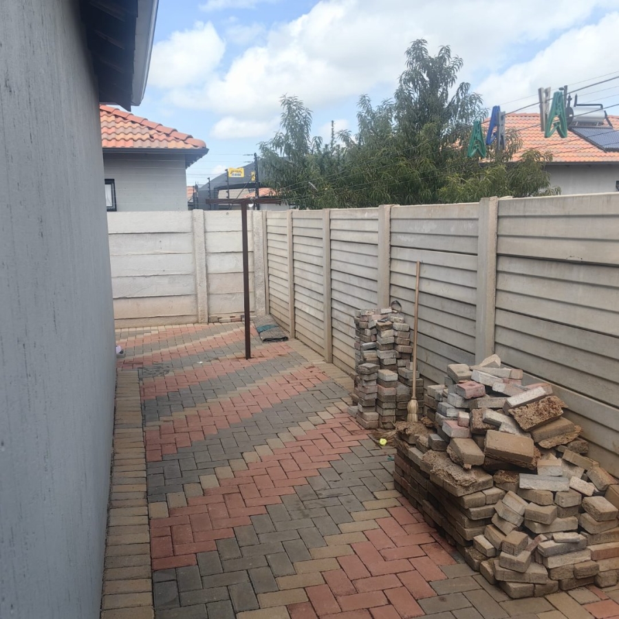 2 Bedroom Property for Sale in Protea Glen Gauteng