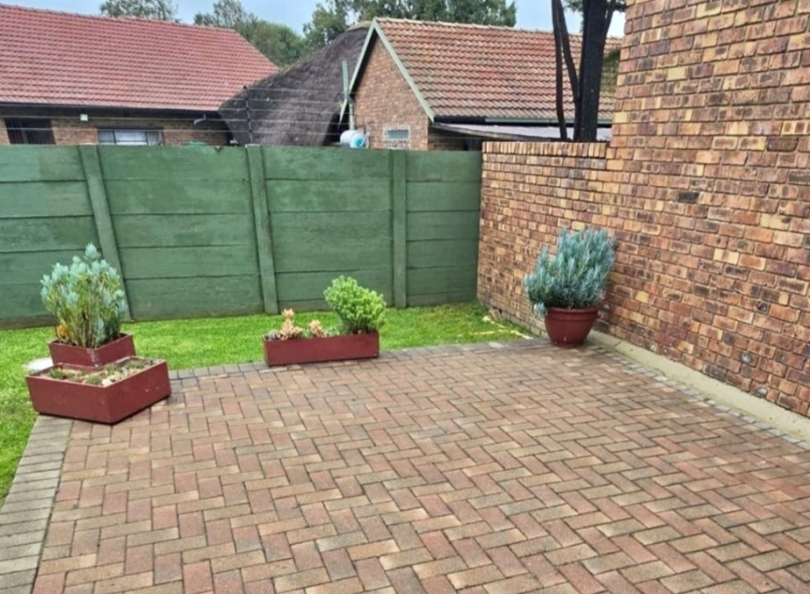 2 Bedroom Property for Sale in Dunnottar Gauteng