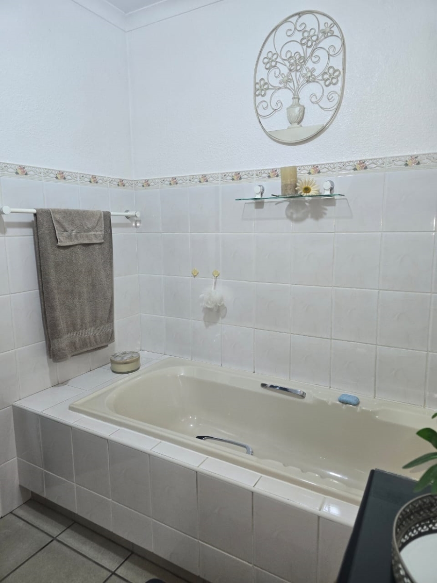 3 Bedroom Property for Sale in Dunnottar Gauteng