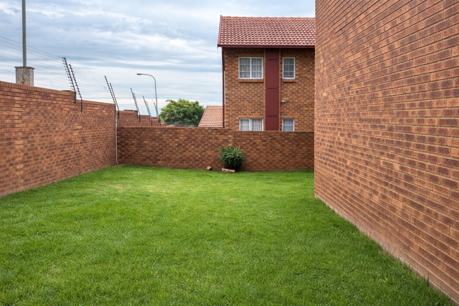 2 Bedroom Property for Sale in The Reeds Gauteng