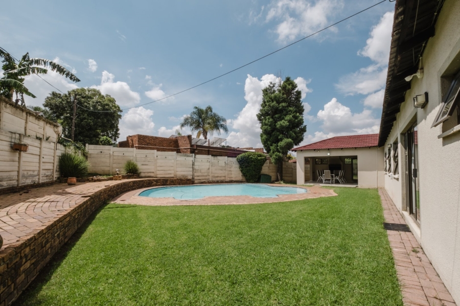 3 Bedroom Property for Sale in Mulbarton Gauteng