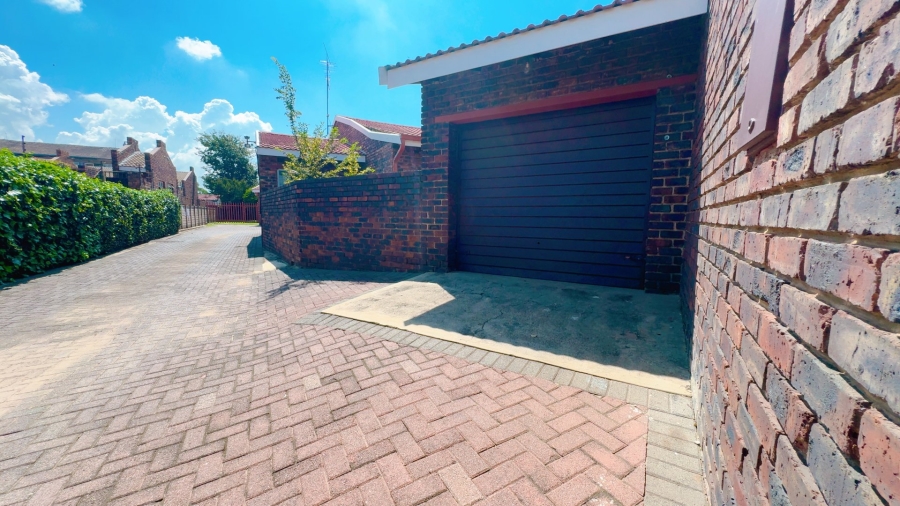 2 Bedroom Property for Sale in Three Rivers Gauteng