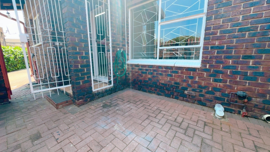 2 Bedroom Property for Sale in Three Rivers Gauteng