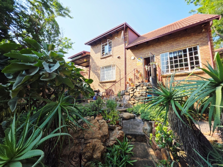 2 Bedroom Property for Sale in La Montagne Gauteng