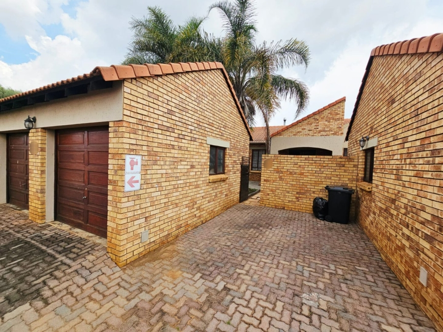 2 Bedroom Property for Sale in Monavoni Gauteng