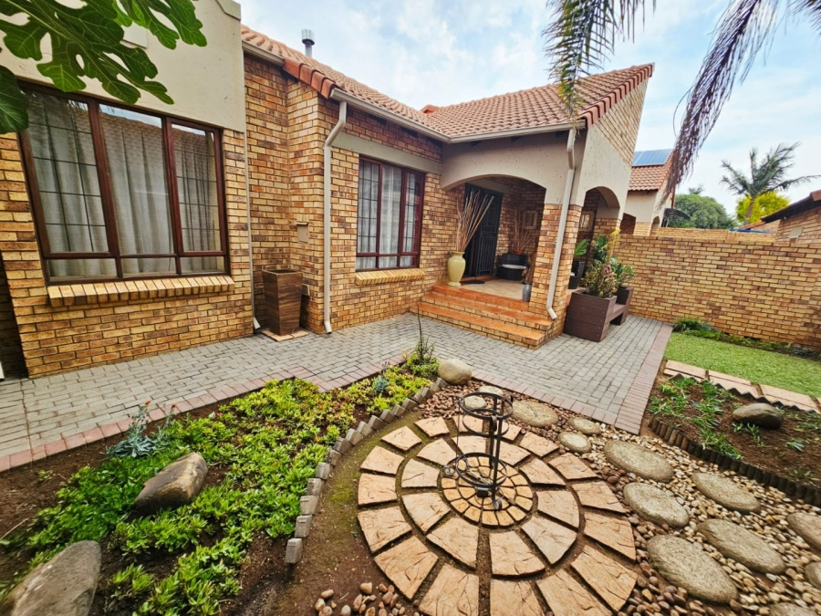 2 Bedroom Property for Sale in Monavoni Gauteng