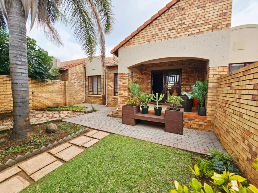 2 Bedroom Property for Sale in Monavoni Gauteng
