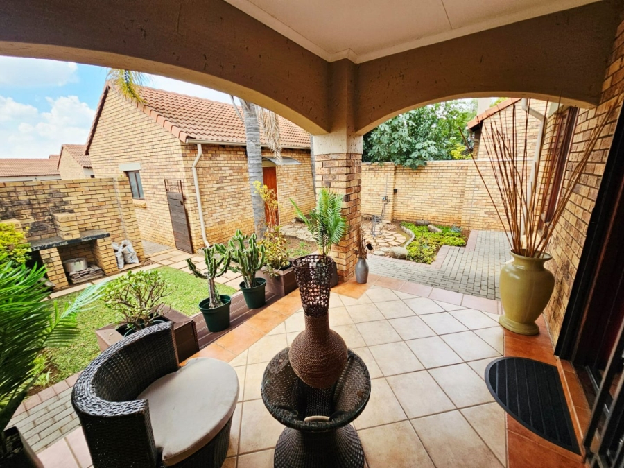 2 Bedroom Property for Sale in Monavoni Gauteng