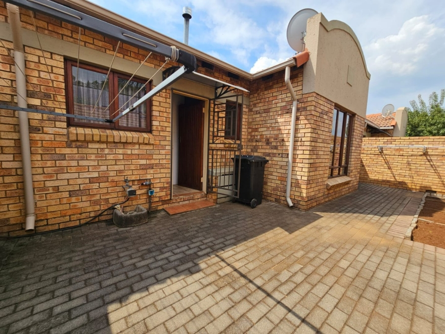 2 Bedroom Property for Sale in Monavoni Gauteng