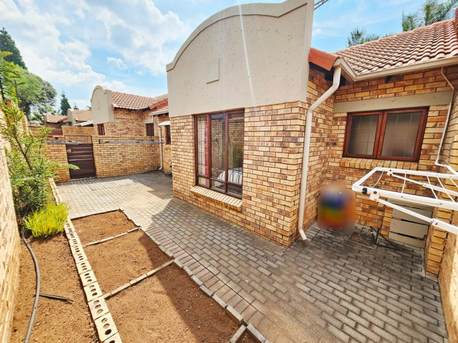 2 Bedroom Property for Sale in Monavoni Gauteng