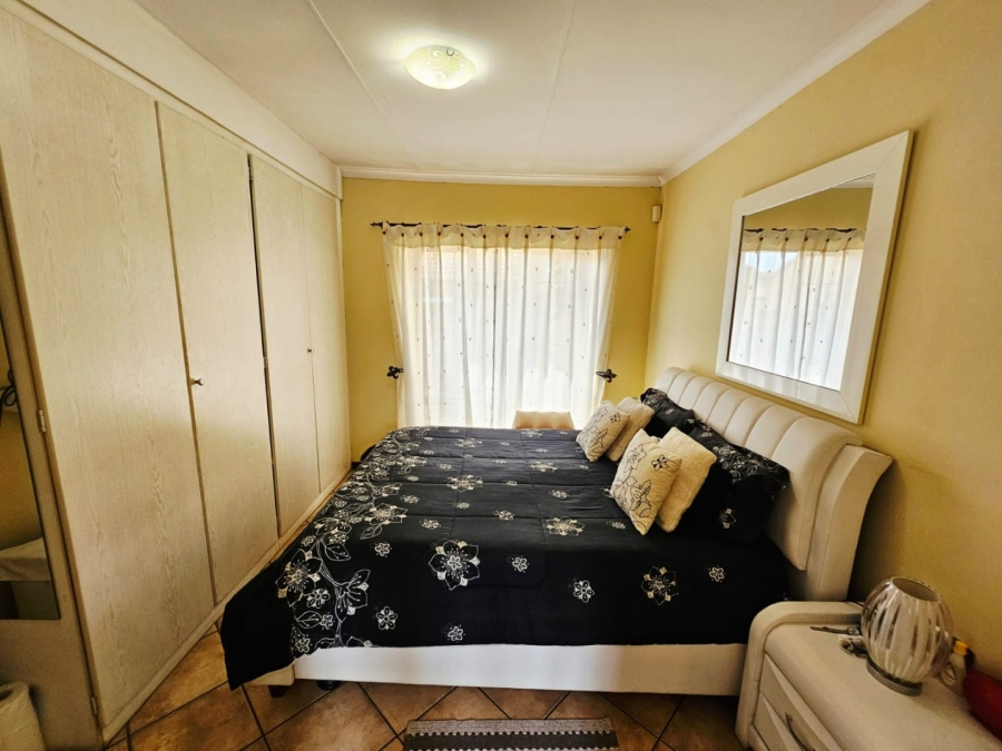 2 Bedroom Property for Sale in Monavoni Gauteng