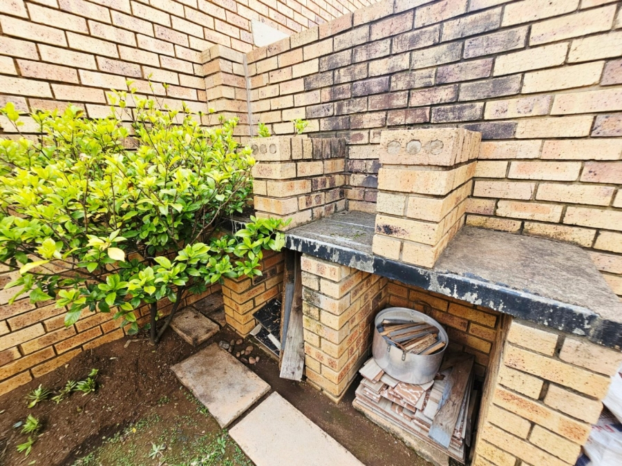 2 Bedroom Property for Sale in Monavoni Gauteng