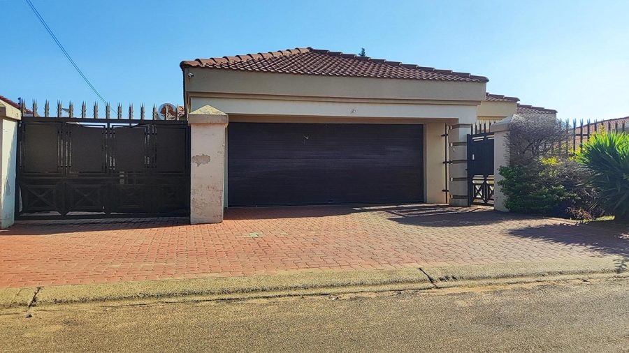 4 Bedroom Property for Sale in Dawn Park Gauteng