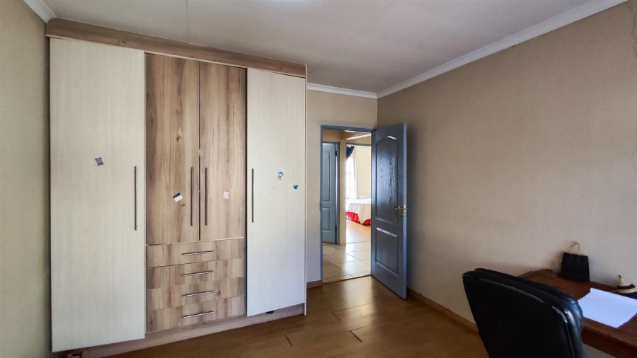4 Bedroom Property for Sale in Dawn Park Gauteng