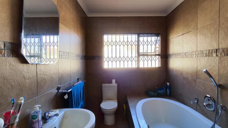 4 Bedroom Property for Sale in Dawn Park Gauteng