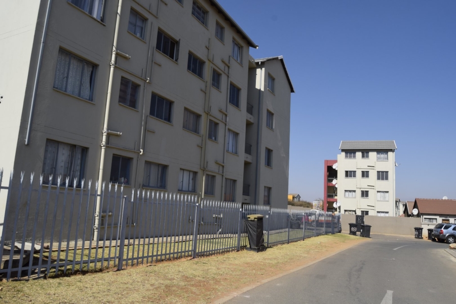 To Let 2 Bedroom Property for Rent in Fleurhof Gauteng