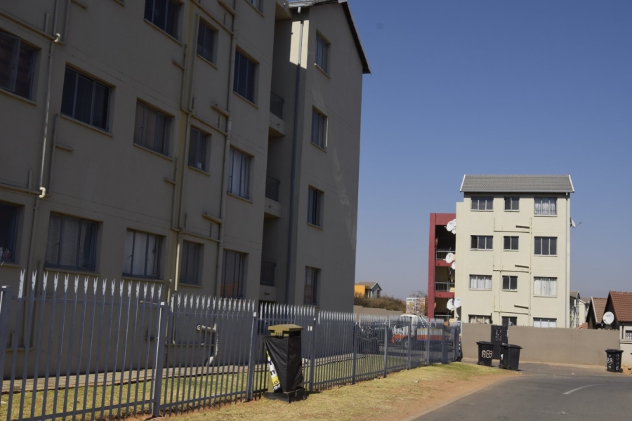 To Let 2 Bedroom Property for Rent in Fleurhof Gauteng