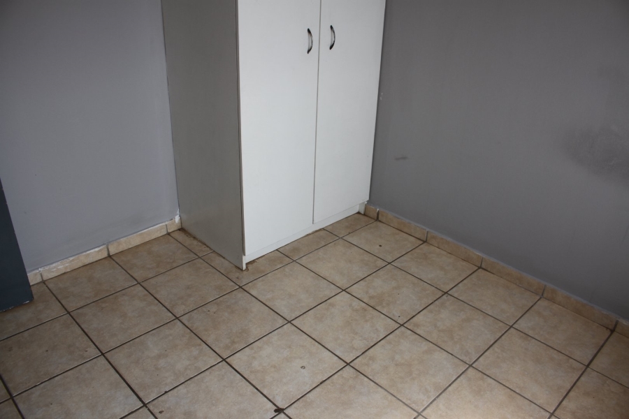 To Let 2 Bedroom Property for Rent in Fleurhof Gauteng