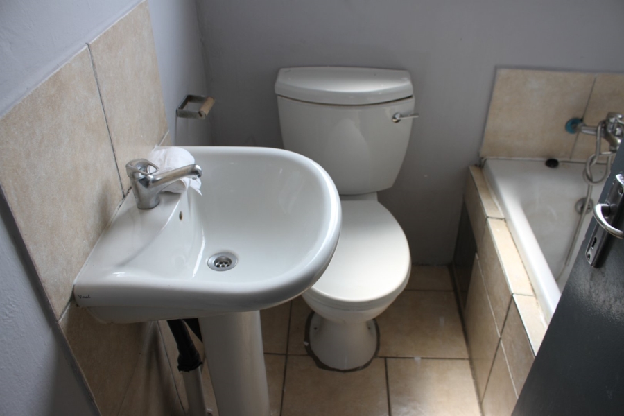 To Let 2 Bedroom Property for Rent in Fleurhof Gauteng