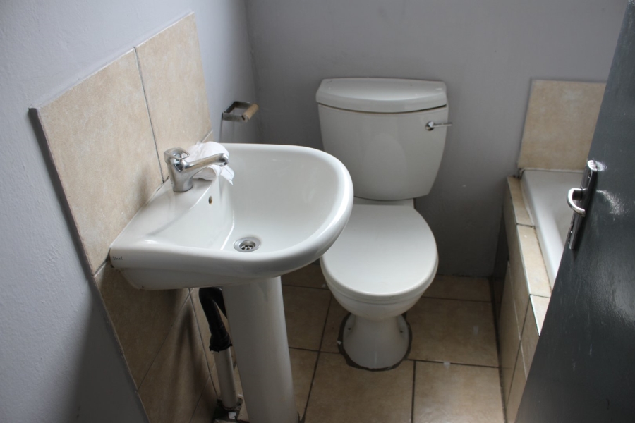 To Let 2 Bedroom Property for Rent in Fleurhof Gauteng