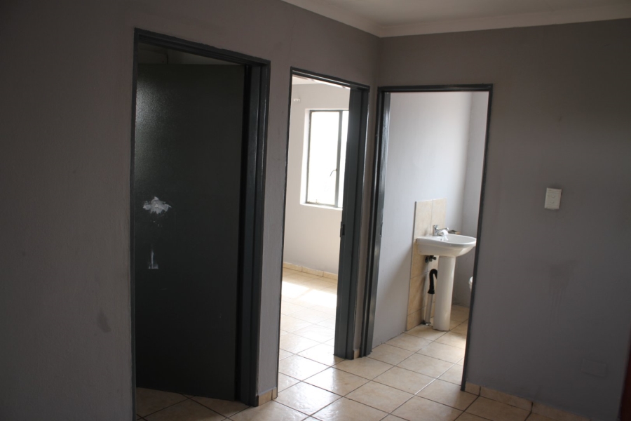 To Let 2 Bedroom Property for Rent in Fleurhof Gauteng