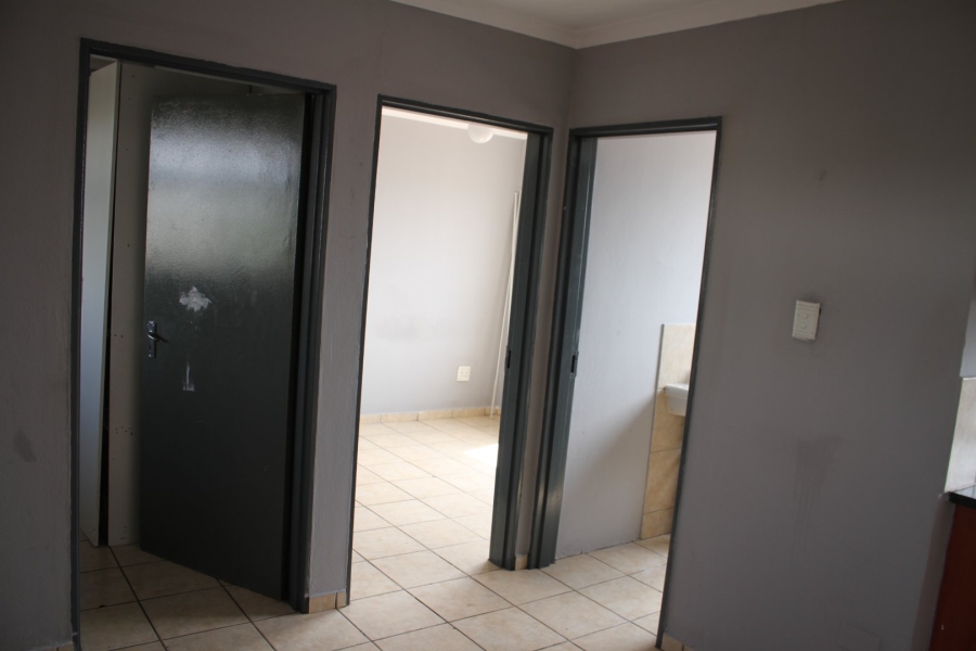 To Let 2 Bedroom Property for Rent in Fleurhof Gauteng
